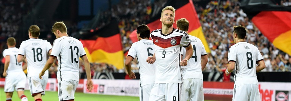 FORLENGER: adidas forlenger utstyrsavtalen med det tyske fotballforbundet og det tyske landslaget som er i aksjon under EM i Frankrike.