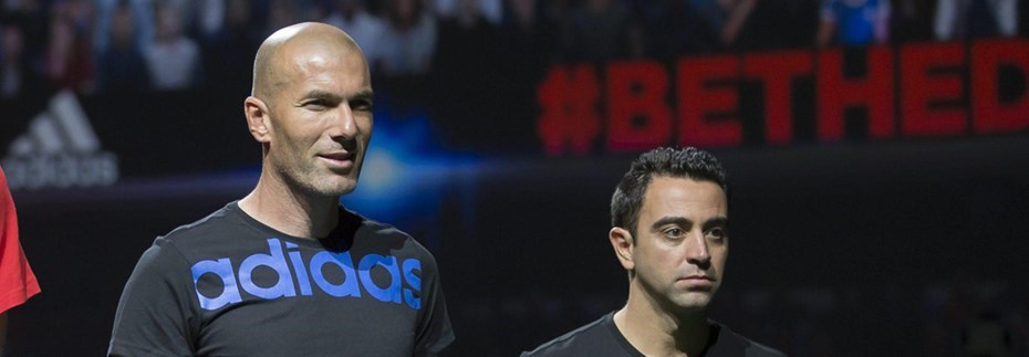 NY BALL: Zinedine Zidane med den nye EM-ballen fra adidas – Beau Jeu. Til høyre Spanias landslagsspiller Xavi.
