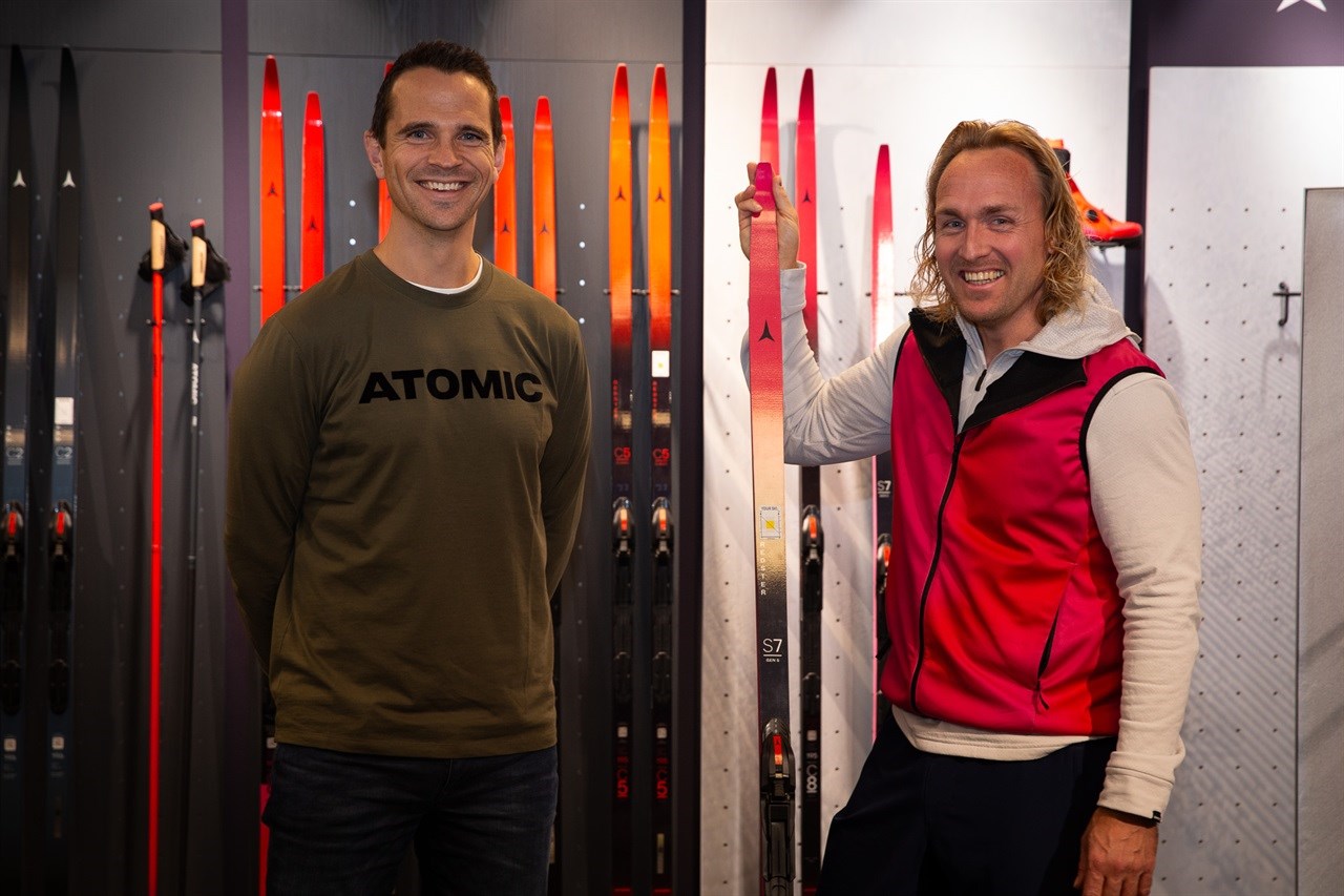 NYTT TEAM: Espen Theodorsen (t.v) er ny salgs- og markedssjef i Atomic Norge. Her sammen med langrennselger Peter Rapstad. <br/>Foto: Hans Petter Hval
