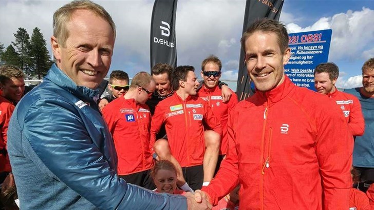 SIGNERTE: Espen Bjervig (t.v.) i Norges Skiforbund og Øystein Bråta i Active Brands signerte avtalen etter elitelagenes testløp i Holmenkollen.