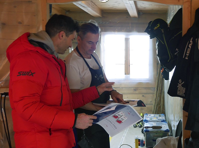 Swix Racing Service testkjører og produktekspert Jernej Rebersak solgte fluorfritt til de ulike nasjonenes serviceteam under WC på Kvitfjell i 2020. 