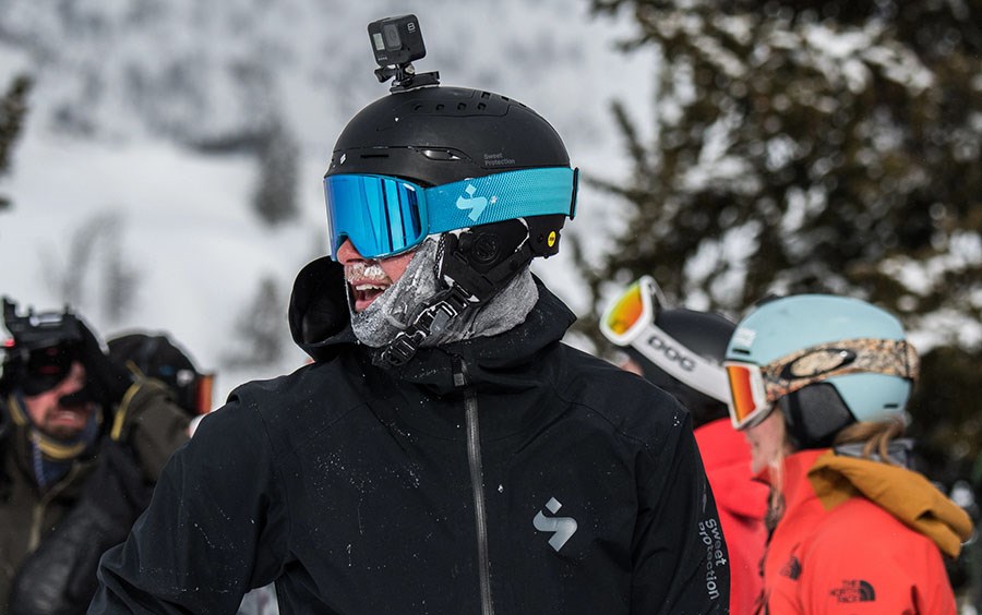 Trygt og riktig utstyr tilpasset aktiviteten er avgjørende for de gode aktivitetsopplevelsene. "Ski movie star" Jake Hopfinger er en av Sweets gode ambassadører. Foto: Sweet Protection.