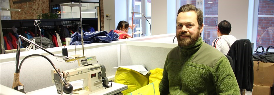 BLI BEDRE: Norrøna gjør allerede mye for å bli mer klimavennlig, som å tilby reparasjon og service av Norrøna-plagg. Her sitter CSR-anvarlig Torbjørn Rodt i avdelingen som gjør dette. – Vi skal bli ennå bedre på vårt klimaarbeid, og vi er nødt til å bli mer transparente, sier han. FOTO: MORTEN DAHL