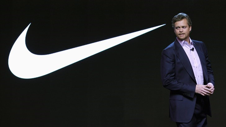 UTFORDRINGER: Nike-sjef Mark Parker innrømmer at digitalhandel er en utfordring for Nike, men at det samtidig byr på nye muligheter. Nike-aksjen faller sterkt.