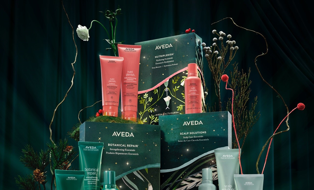 Gavepakkene inneholder et utvalg av Avedas høyytelsesprodukter ofr hår, hodebunn og kropp. Hver pakke kommer i en eksklusiv Aveda x Altuzarra gave-eske laget ev 100% resirkulert papir. Disse luksuriøse, bærekraftige gave-eskene gjør gavepapir overflødig, og kan gjenbrukes, eller brukes som små kunstverk. 