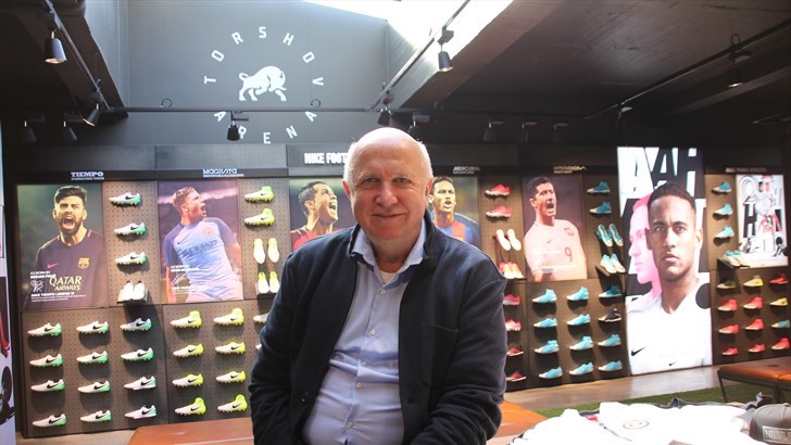 VERDENS STØRSTE: Daglig leder i Torshov Sport, Terje Laurendz, mener han har åpnet verdens største og råeste fotballbutikk i Oslo. – Vi skal være Oslos svar på Niketown, sier han. FOTO: MORTEN DAHL

