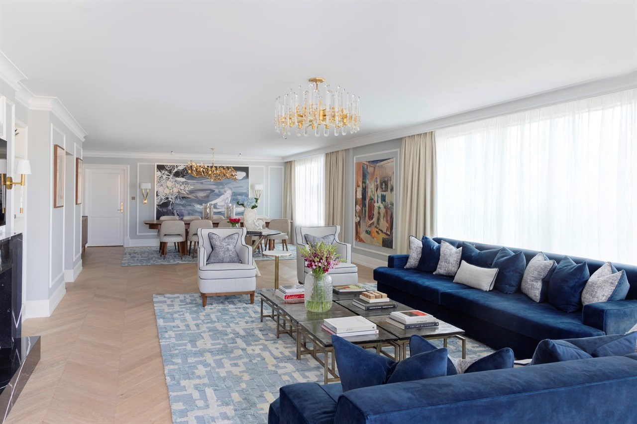 Romslig stue med gasspeis i Grand Penthouse Terrace Suite