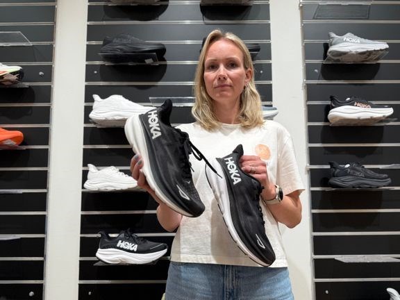 FALSK OG EKTE: Cecilie Stien, markedssjef i Run AS som importerer Hoka i Norge Sverige og Island, viser frem èn ekte Hoka sko og èn falsk. Skoen i venste hånd er piratkopiert. 