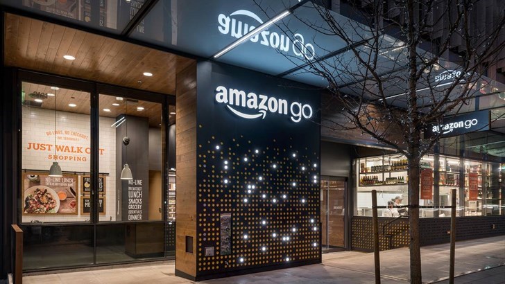 ÅPNER FYSISKE BUTIKKER: Den nye trenden nå er at store nettaktører som Amazon åpner fysiske butikker med handleopplevelse i tillegg til kun å kjøpe varene. Dette kan bli en stor utfordring for norsk varehandel. FOTO: AMAZON

