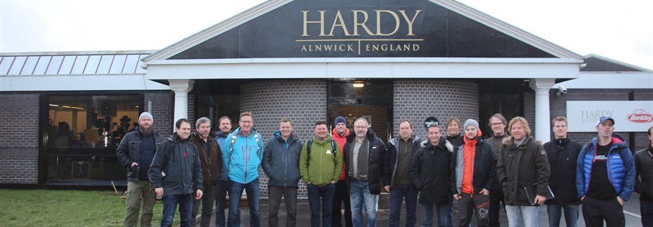FLUEFISKE-MEKKA: Deltakere fra forhandlere og Pure Fishing Norway samlet utenfor Hardys fabrikk i Nord-England. Her fikk de i et innblikk i hvordan fluefiskestenger produseres. FOTO: MORTEN DAHL