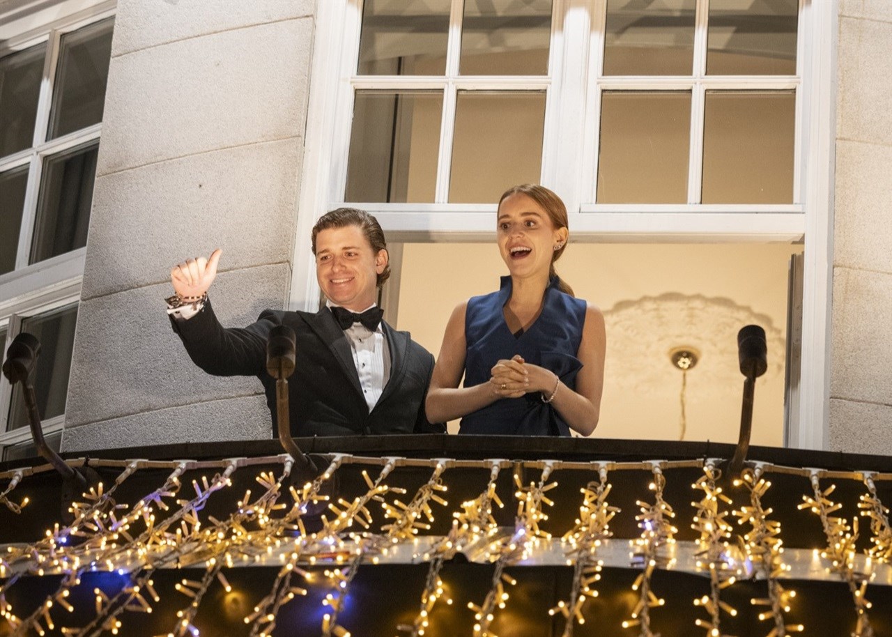 Ana Corina Sosa og Ricardo hilser fakkeltoget fra Nobelsuiten på vegne av sin mor.