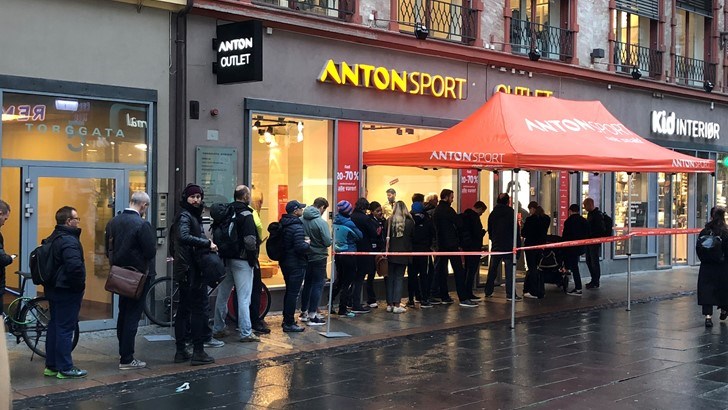 Folk trosset vær og vind for å sikre seg noen av godbitene på åpningsdagen til den nye Anton Sport Outleten i Oslo sentrum.