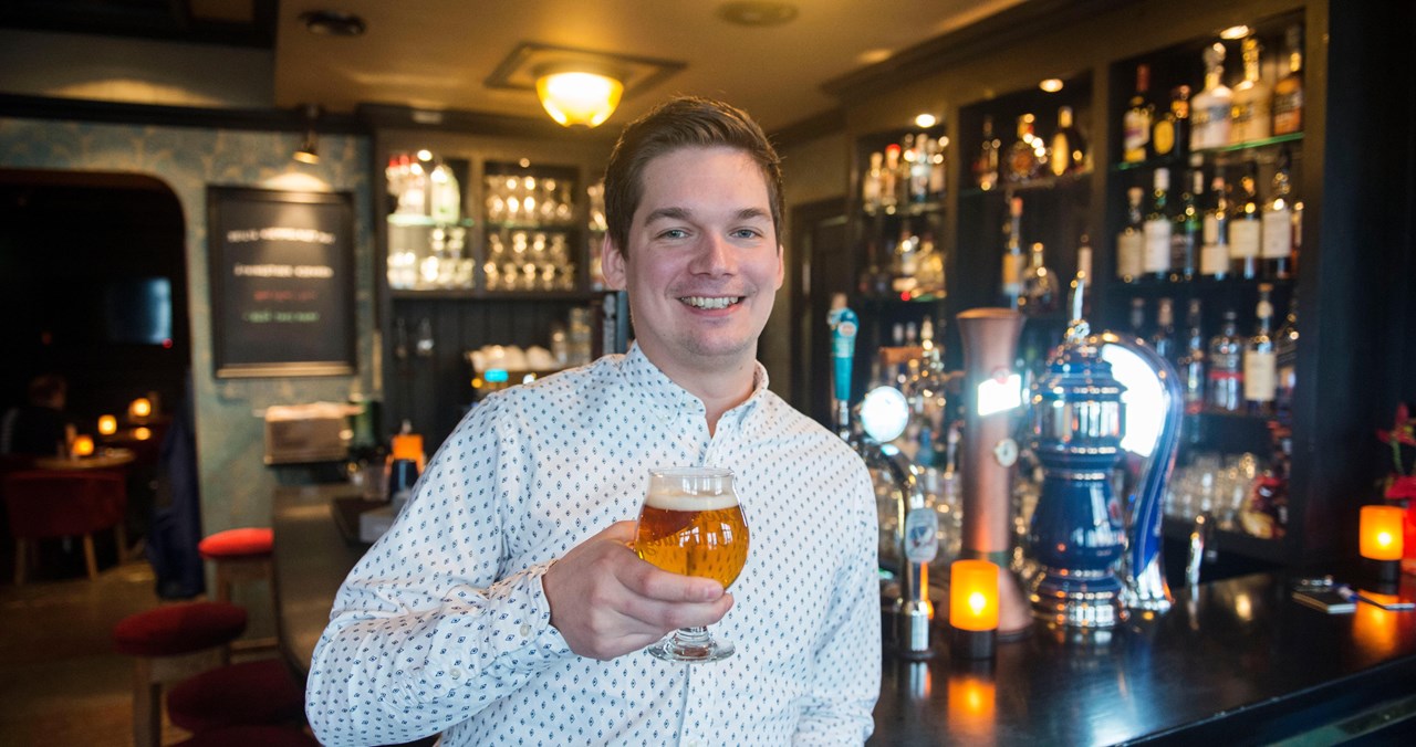 Aroma, smak, farge,  bobler og skum - mye skal komme til sin rett i et ølglass! Det gjelder å finne den rette kombinasjonen for optimal smaksopplevlese kan Sebastian Melbin fra Solera Uteliv skrive under på.