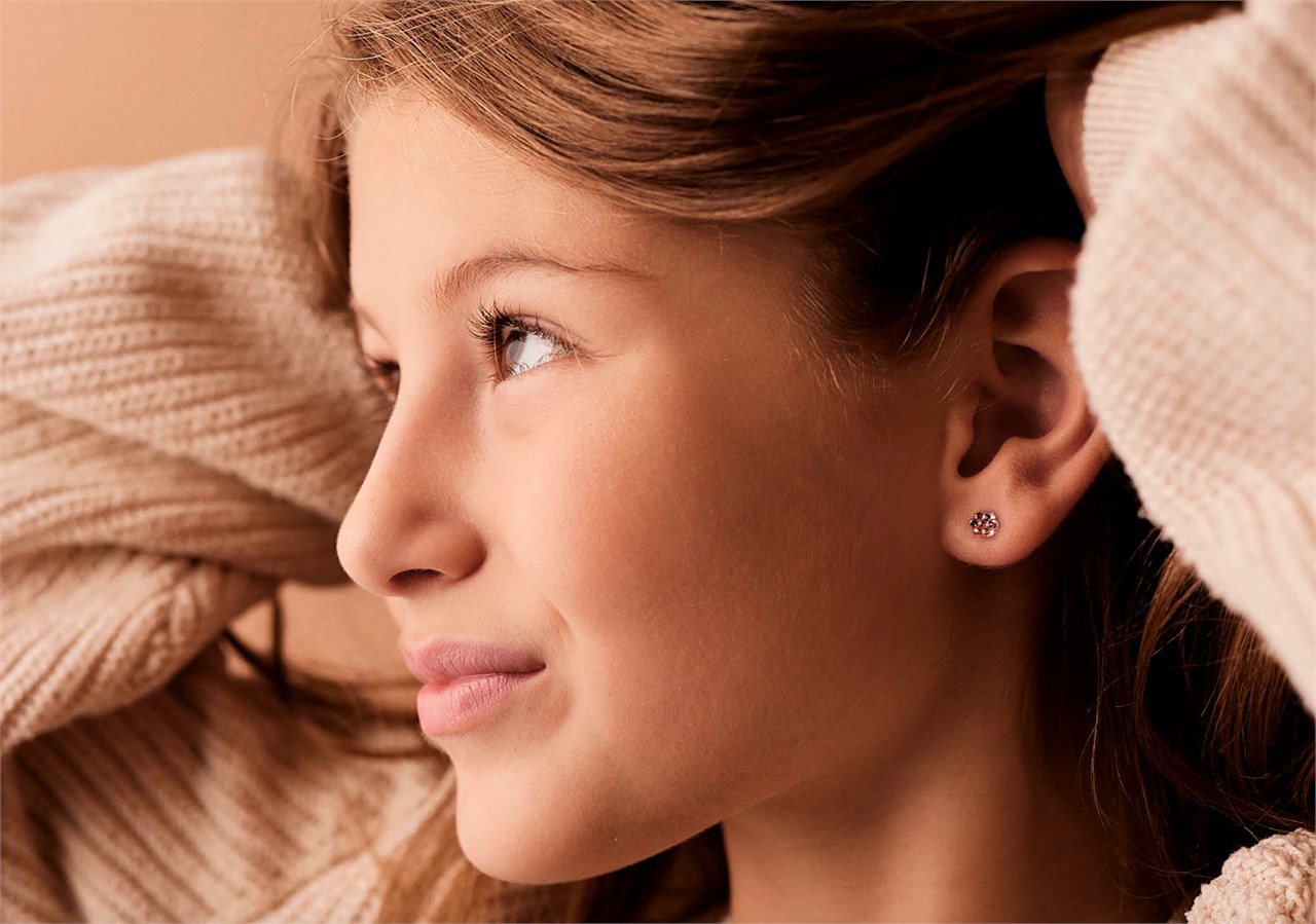 Profesjonelt utført ørehulltagning og tilhørende allergivennlige accessories gir kundene trygget.