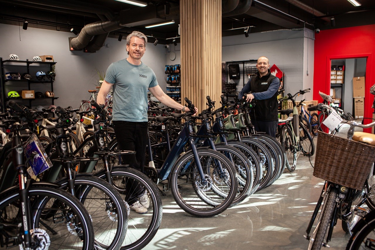Stor tro på elsykler. Daglig leder i Cycleurope Norge Lars Nordberg (t.v) sammen med butikksjef Kim Hagen (t.h) Micha Celand Cycleurope Norge