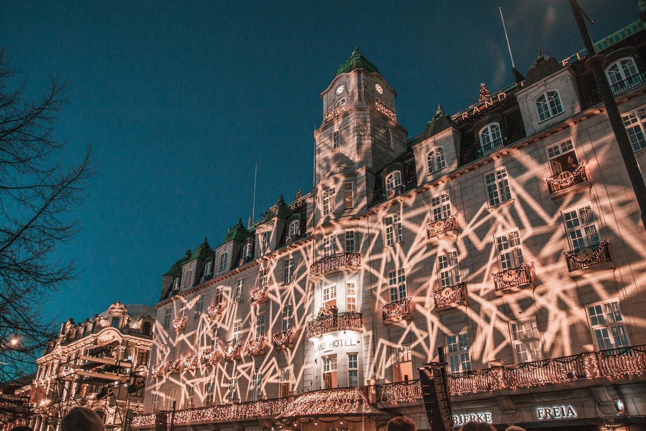 Jubileumskonsert på Karl Johans gate med fasaden til Grand Hotel Oslo som scene.