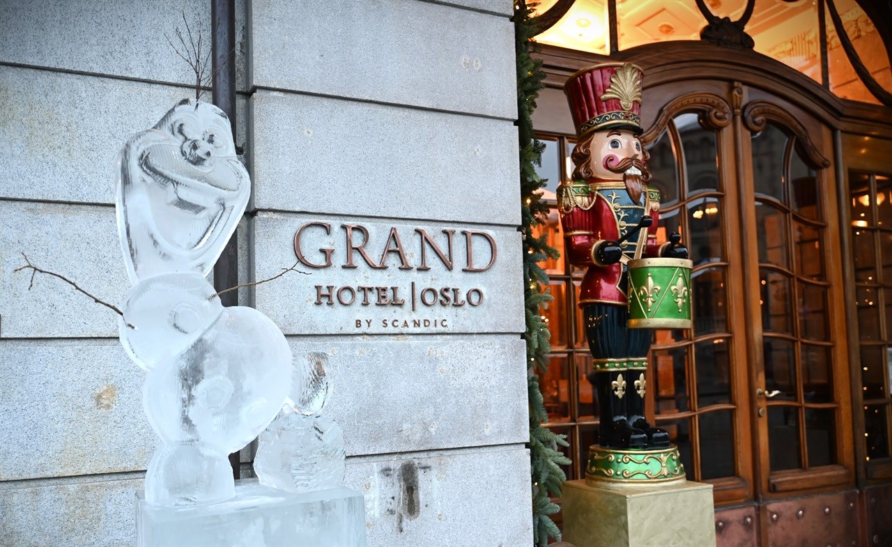Isskulpturen Olaf ønsker deg velkommen inn på Grand Hotel Oslo.