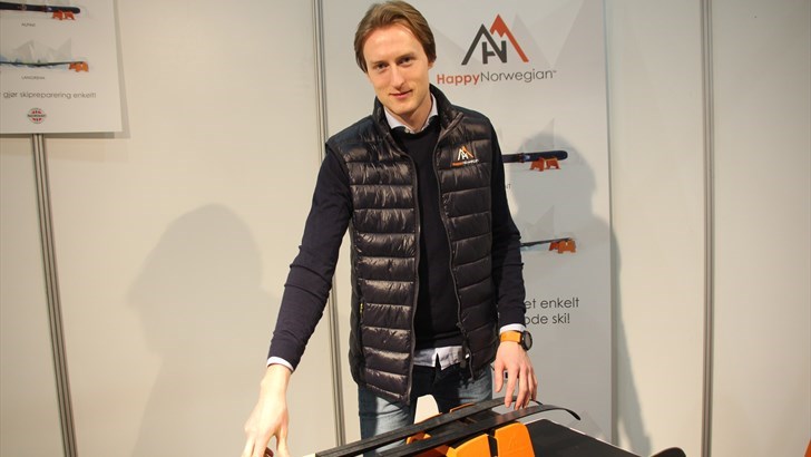 PÅ MESSA: Henning Hinsch i Happy Norwegian hvordan Mr. Gripy fungerer når man skal preparere ski. FOTO: MORTEN DAHL