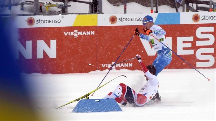STAVBREKK: Det har vært en del stavbrekk under Lahti-VM. Her er det Emil Iversen som går over ende, og får staven brukket.