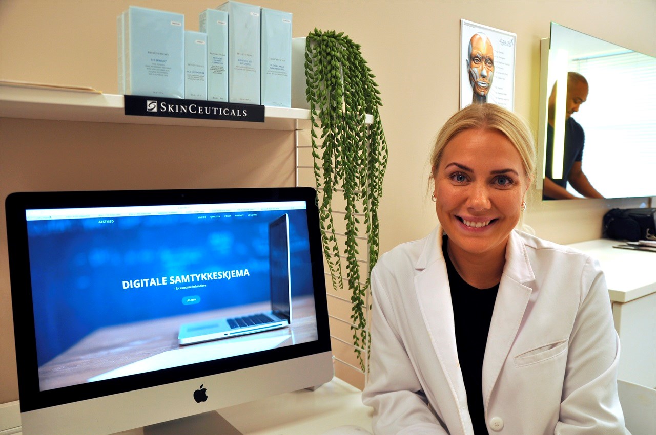 Klinikksjef/daglig leder Julie Karoline Stensrud i Eger Skin Clinic mener bruk av digitalt samtykkeskjema har flere fordeler.  - Det er effektivt, trygt og gjør det mulig å planlegge behandlingen i forkant av kundebesøket.