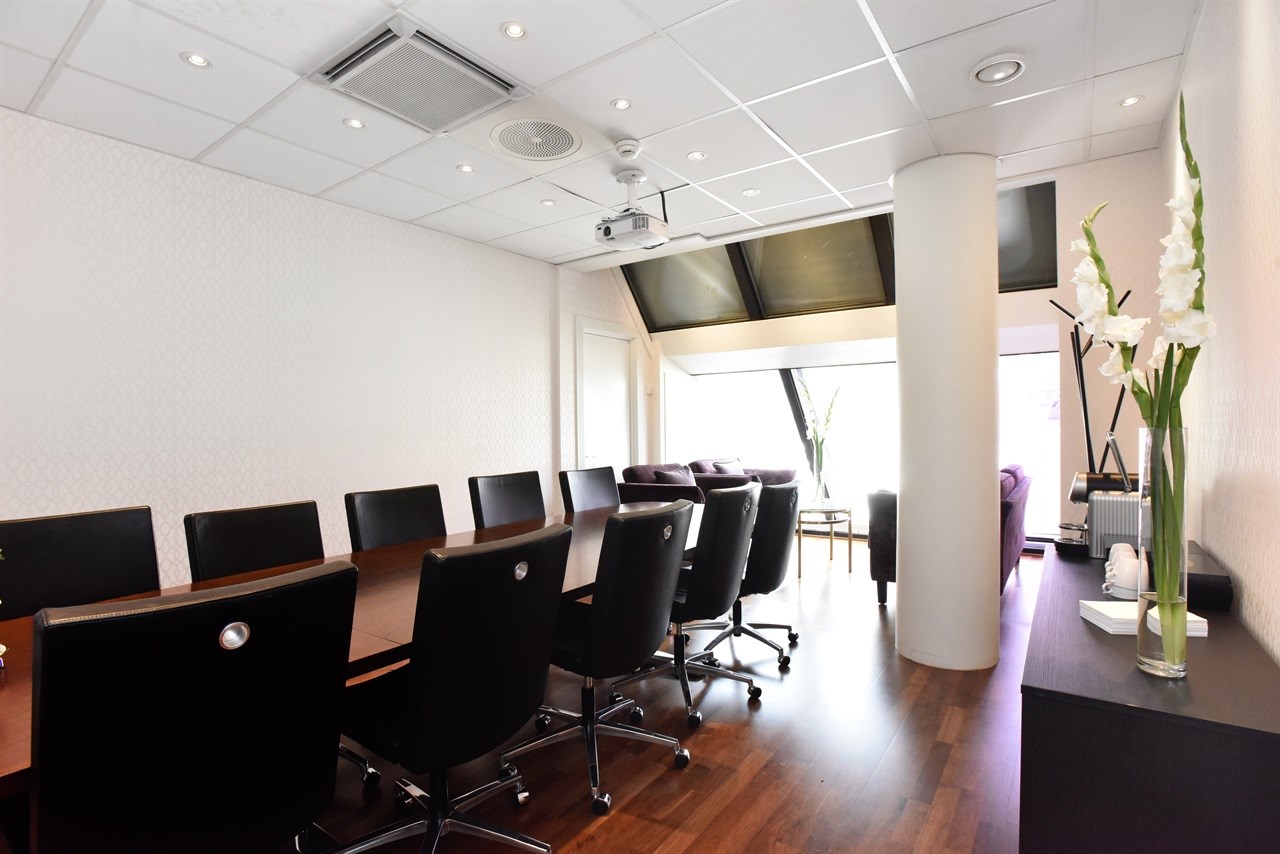 Konow is a bright and spacious meeting room