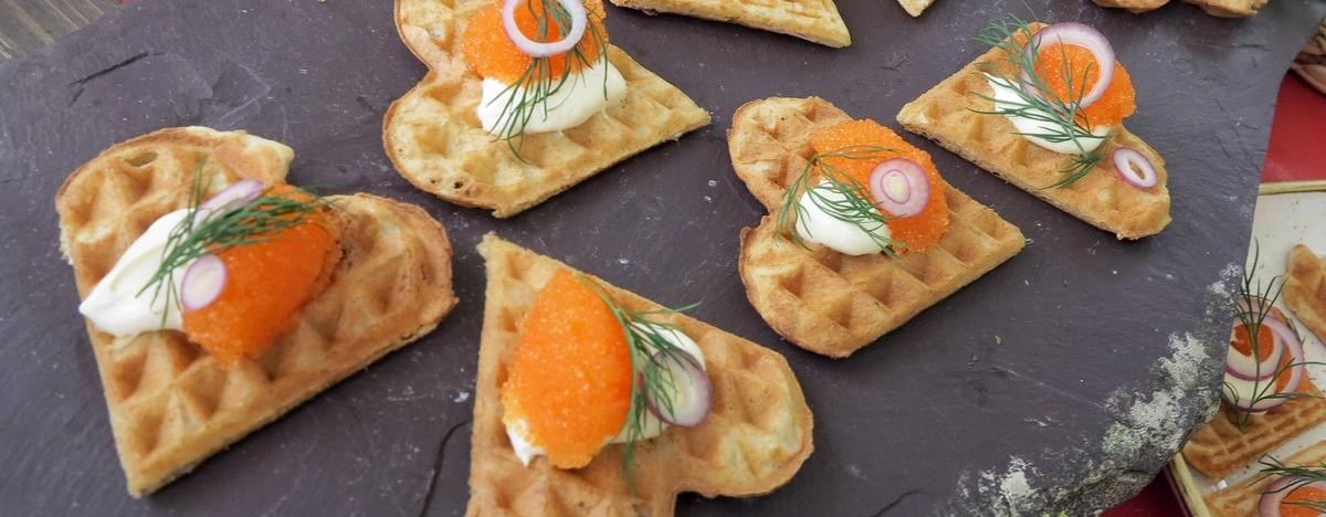Vafler kan få selskap av mye mer enn brunost og syltetøy. For eksempel løyrom, røkt laks eller fenalår.