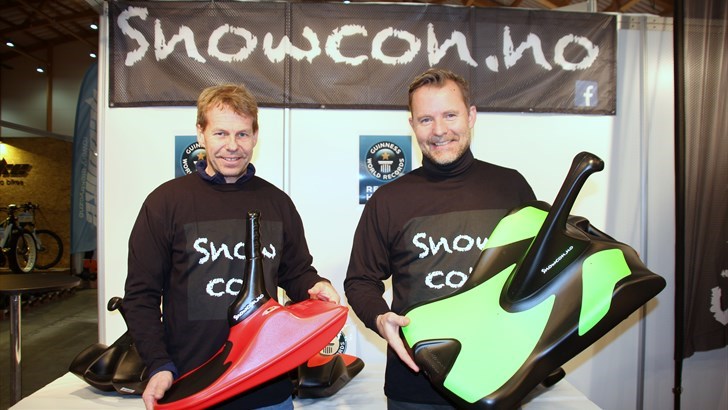PÅ MESSE: Anders Hagsveen (t.v.) og Michael Rask presenterte sine nye akebrett på Norspomessen. De to har etablert selskapet Snowcon. FOTO: MORTEN DAHL