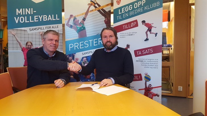 FIRE ÅR: Generalsekretær i Volleyband-forbundet Kristian Gjerstadberget og daglig leder i Mizuno Norge, Børge Wetteland signerer avtalen som skal vare i fire år.

