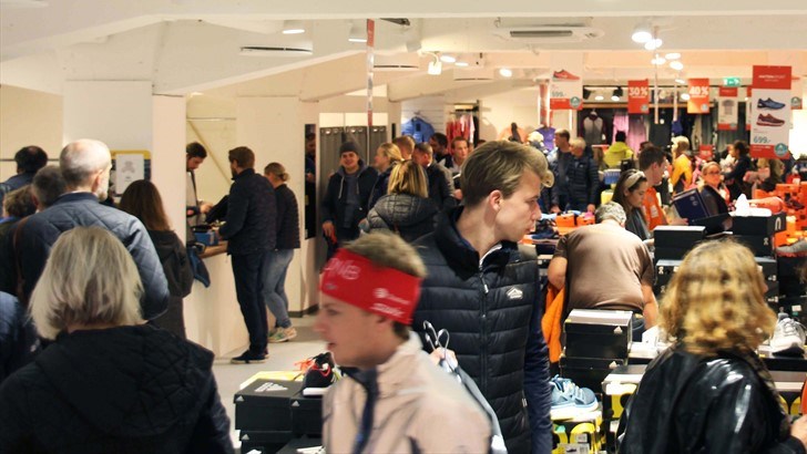 «Outlets» tar markedsandeler fra det tradisjonelle salget. Kundene strømmet til da Anton Sport, som er med i Sport1-gruppen, åpnet sin egen outlet-butikk i Oslo i høst. Foto: Sportsbransjen.