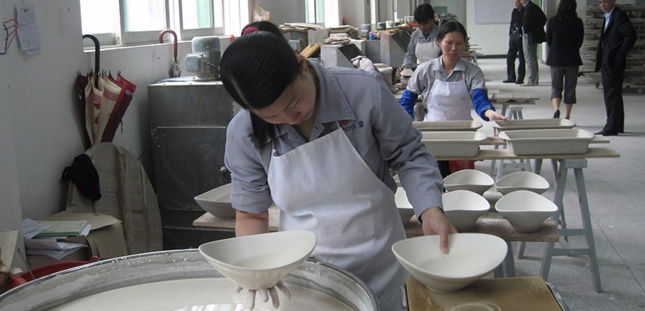 Vårt eget porselen, ConGusto, produseres i Kina. Vi utfører jevnlige revisjoner og har tett kontakt med fabrikkene og stort fokus på arbeidsforholdene der.