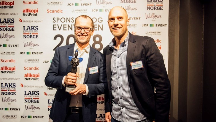 VANT PRIS: The North Face vant pris for sponsorkampanje. Her er Lasse Berre i BERRE (t.v.) og Anders Corwin Bristøl, salgsansvarlig for The North Face i Norge.