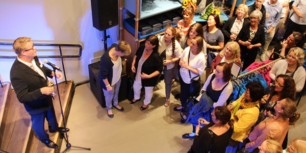 120 INVITERTE: Øyvind Loven fra Radio Norge var konferansier for 120 inviterte gjester som fikk en sniktitt på den nye Bergans-butikken før den åpner i dag. FOTO: MORTEN DAHL