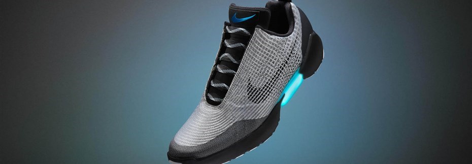 SELVSNØRENDE SKO: Nike kommer med Nike HyperAdapt hvor skolissene automatisk snører seg selv når brukeren setter foten ned i skoen. FOTO: NIKE