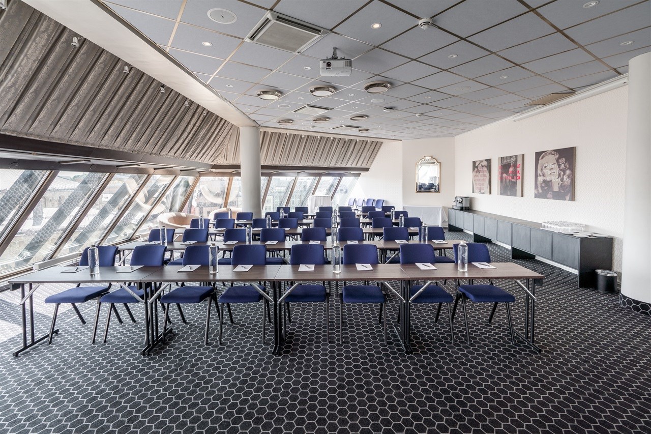 Hambro is an airy meeting room with lots of daylight overlooking Karl Johans street