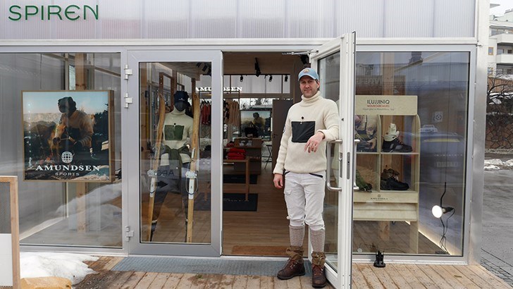 Erik Friis, salgssjef i Amundsen Sports, har åpnet midlertidig butikk i samarbeide med Anton Sport og kjøpesenteret CC-Vest. Foto: Birgitte S. Skjerven.