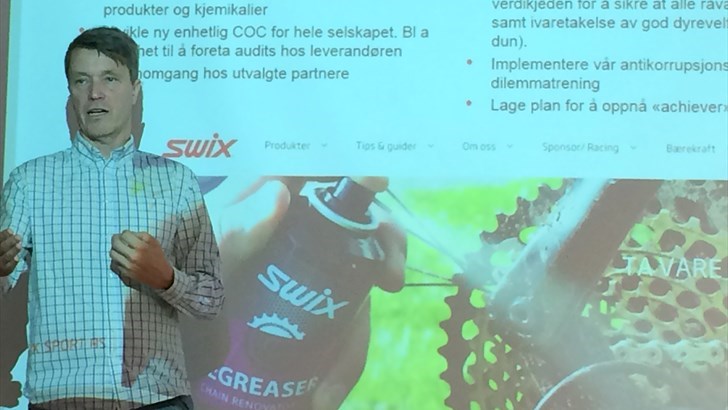BRANSJEFORUM: Per Henning Grimsrud fra Swix Sport fortalte om selskapets Bærekraft-prosjekt da Initiativ for Etisk Handel etablerte et eget forum for sportsbransjen tirsdag. FOTO: MORTEN DAHL