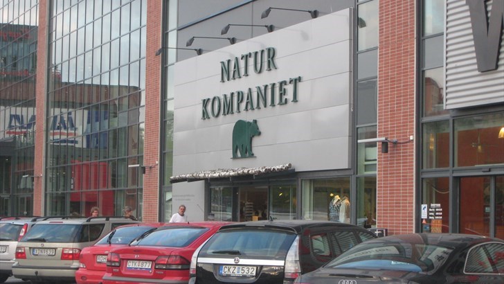 SØPPELPOSER: Naturkompaniet i Sverige deler ut søppelposer som kan brukes i naturen av kundene ute i naturen. 
