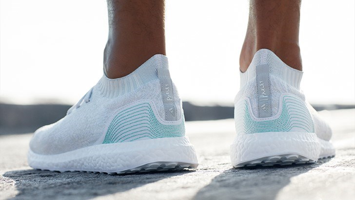 I 2016 produserte Adidas de første løpeskoene laget av resirkulert plast. Kolleksjonen Ultraboost Parley er laget av plast hentet fra havet. Foto: Adidas.