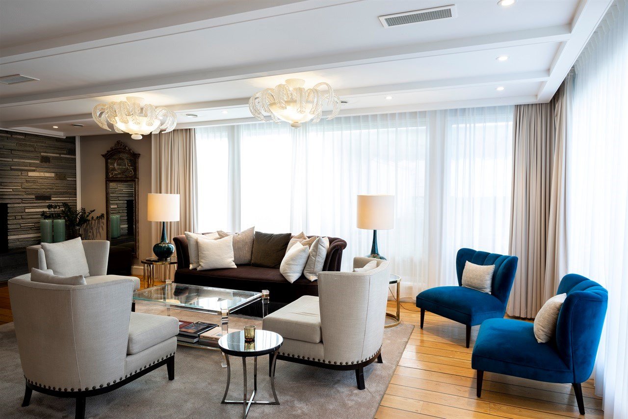 Romslig stue med gasspeis i Grand Penthouse Terrace Suite