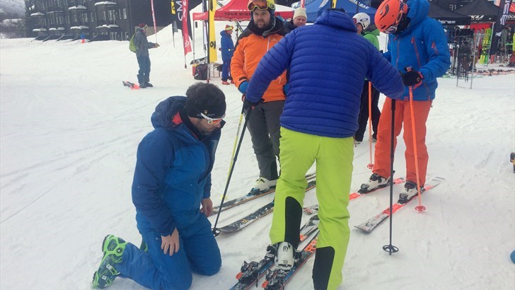 SKRU BINDINGER: Det er dette mye av On Snow dreier seg om for utstillerne. Skru bindinger slik at skitesterne får prøvd skiene deres. FOTO: MORTEN DAHL