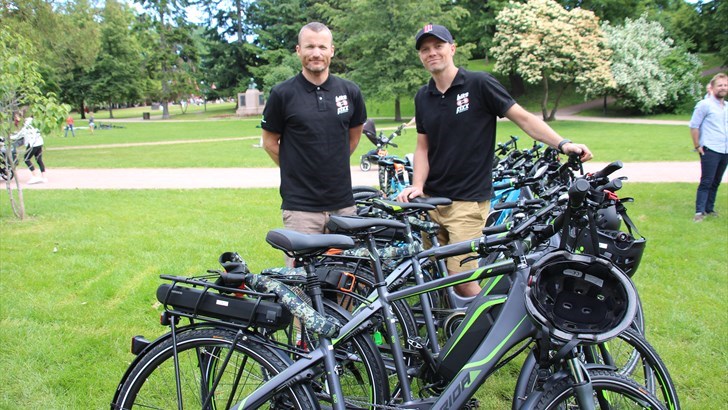 LEVERER SYKLENE: Reidar Hellehaugen (t.v.) og Kjetil Lindblad fra Stians Sport og Bike Fix er stolte over å være en del av den første solladete sykkel-utleien i Norge. Dette er et prøveprosjekt i Oslo i første omgang. FOTO: MORTEN DAHL