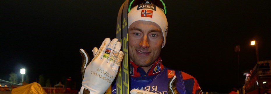 GULL-HANSKE: Petter Northug Jr med den spesiallagde VM-gull-hansken Competion fra Swix. FOTO. SWIX