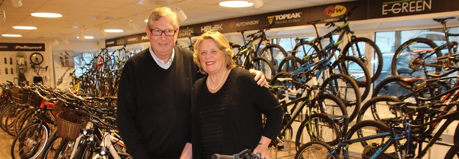 PENSJONISTER?: Selv om Einar er blitt 72 og «pensjonist» jobber han fortsatt litt i Meridas/Stians Sports nye lokaler på Lysaker utenfor Oslo. Det samme gjør Margareth. FOTO: MORTEN DAHL