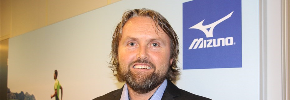 FORTSETTER: WeFix/Mizuno har forlenget avtalen med volleyballforbundet. Her en strålende fornøyd daglig leder i Mizuno Norden, Børge Wettesland. FOTO: MORTEN DAHL
