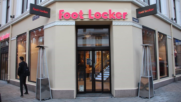 FØRSTE BUTIKK: Foot Locker åpnet sin første butikk i Norge fredag. Den ligger på Karl Johans gate i Oslo. FOTO: MORTEN DAHL