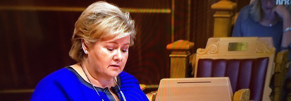 STO PÅ SITT: Statsminister Erna Solberg sto på sitt i Stortingets spørretime onsdag, der hun fikk spørsmål om 500 kroners-grensen for handel på internettt fra internasjonale aktører.
