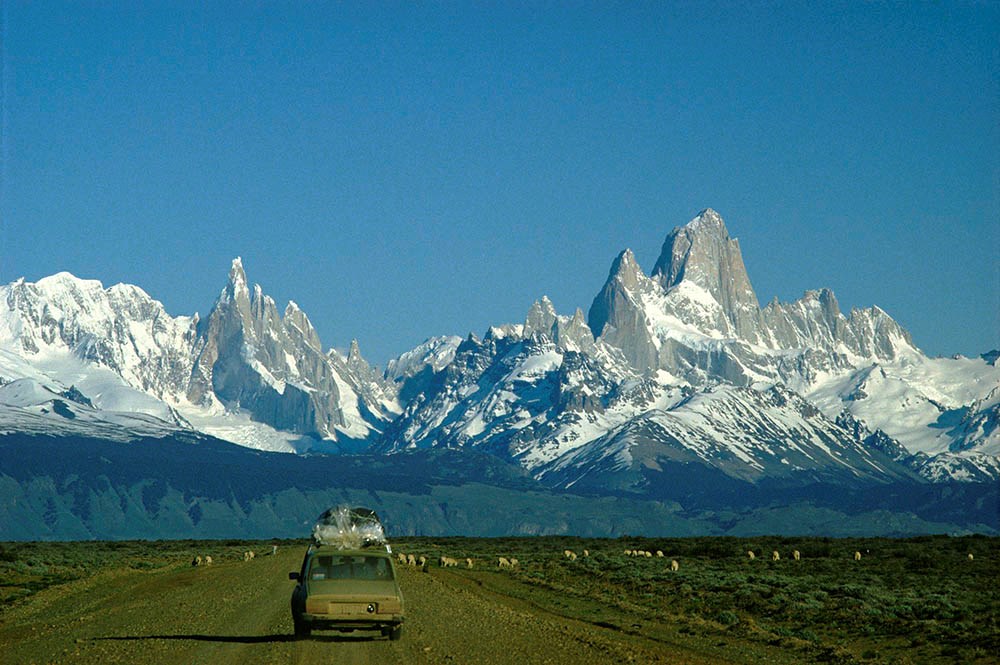 Den argentinske fjellkjeden er inspirasjonskilden bak logoen til Patagonia. Bildet “Heading toward Fitz Roy,” er fra 1985. Foto: Barbara Rowell, Patagonia.