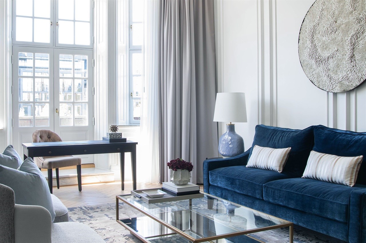 Sofagruppe med spisestue i bakgrunnen, i Nobelsuiten på Grand Hotel Oslo