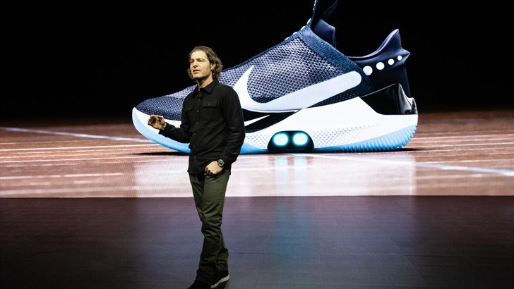 Michael Donaghu, toppsjefen for innovasjon hos Nike, under lanseringen av den nye teknologien. Foto: Nike