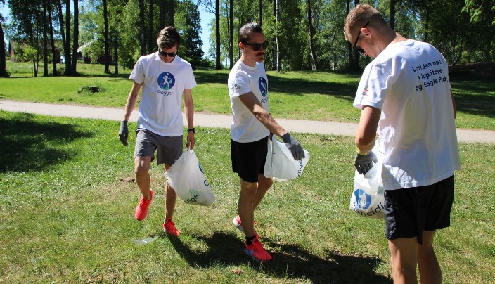 Jakob, Henrik og Filip Ingebrigtsen i forbindelse med fjorårets plogger-kampanje. Foto: NFIF.